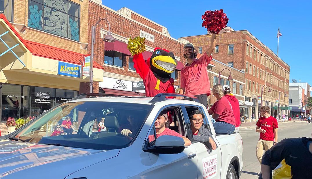 Cy and Student Government members get ready for the Homecoming parade