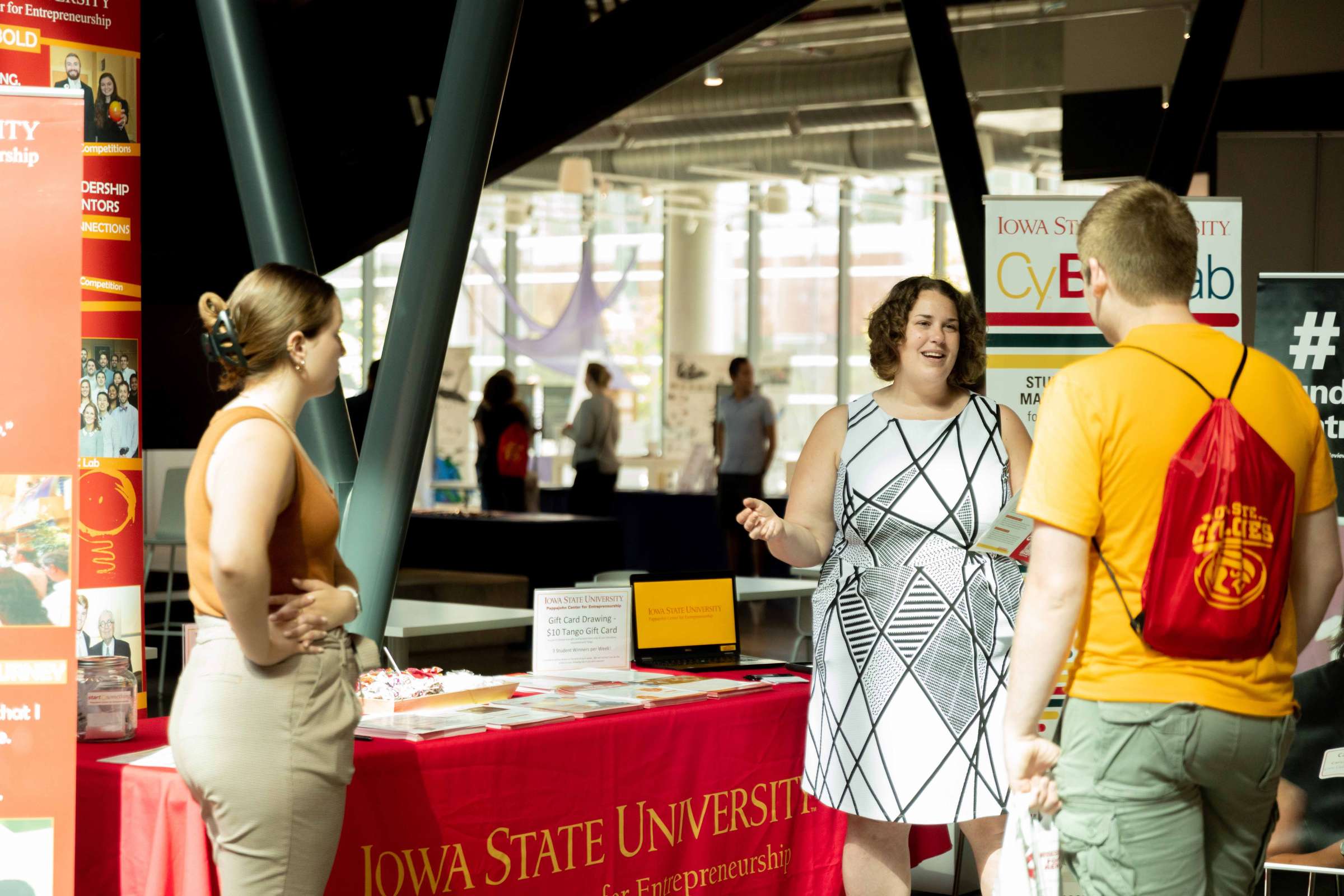 A student chats with exhibitors at the Orientation Resource Fair. 